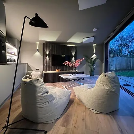 Contemporary Annex Apartment Woodstock Exterior photo